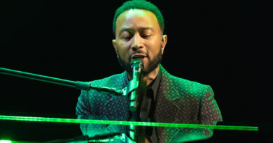 John Legend Sings to Newark